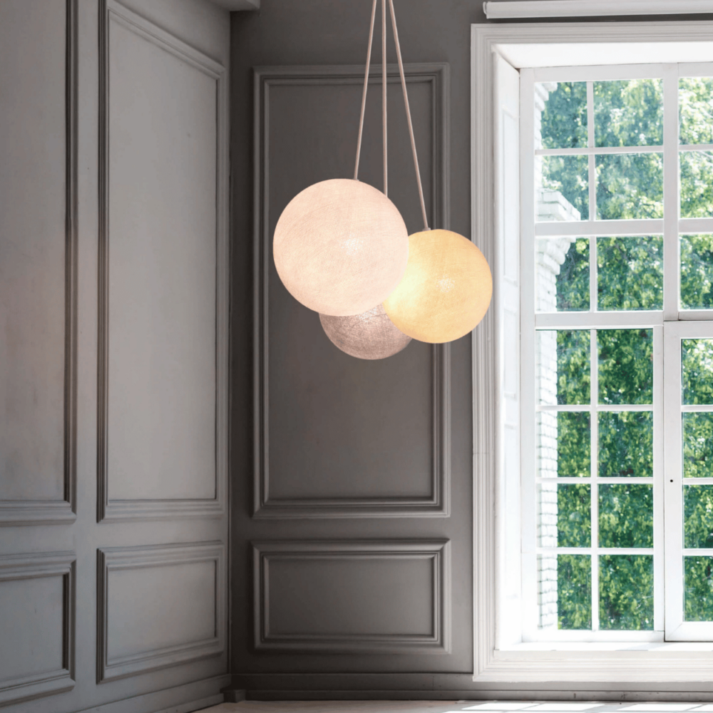 Pendellampe mit Kugeln in Grau, Weiß und Creme – höhenverstellbare LED Hängeleuchte fürs Jugendzimmer.