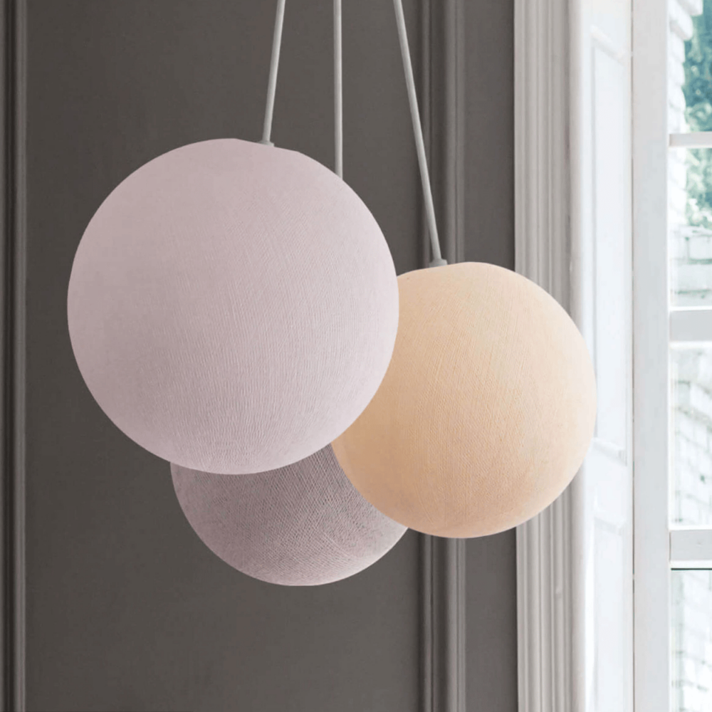 3-flammige Pendelleuchte mit Kugeln in Weiß, Grau und Creme – höhenverstellbare LED Hängelampe fürs Wohnzimmer.