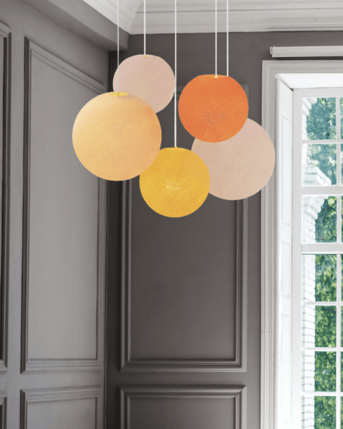 LED Hängelampe mit gelb-orangenen Baumwollkugeln – 5-flammige Pendelleuchte für Baby- und Kinderzimmer.