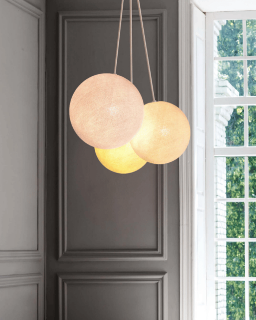 Pendellampe mit Kugeln in Gelb, Weiß und Creme – höhenverstellbare LED Leuchte fürs Wohnzimmer oder Schlafzimmer.