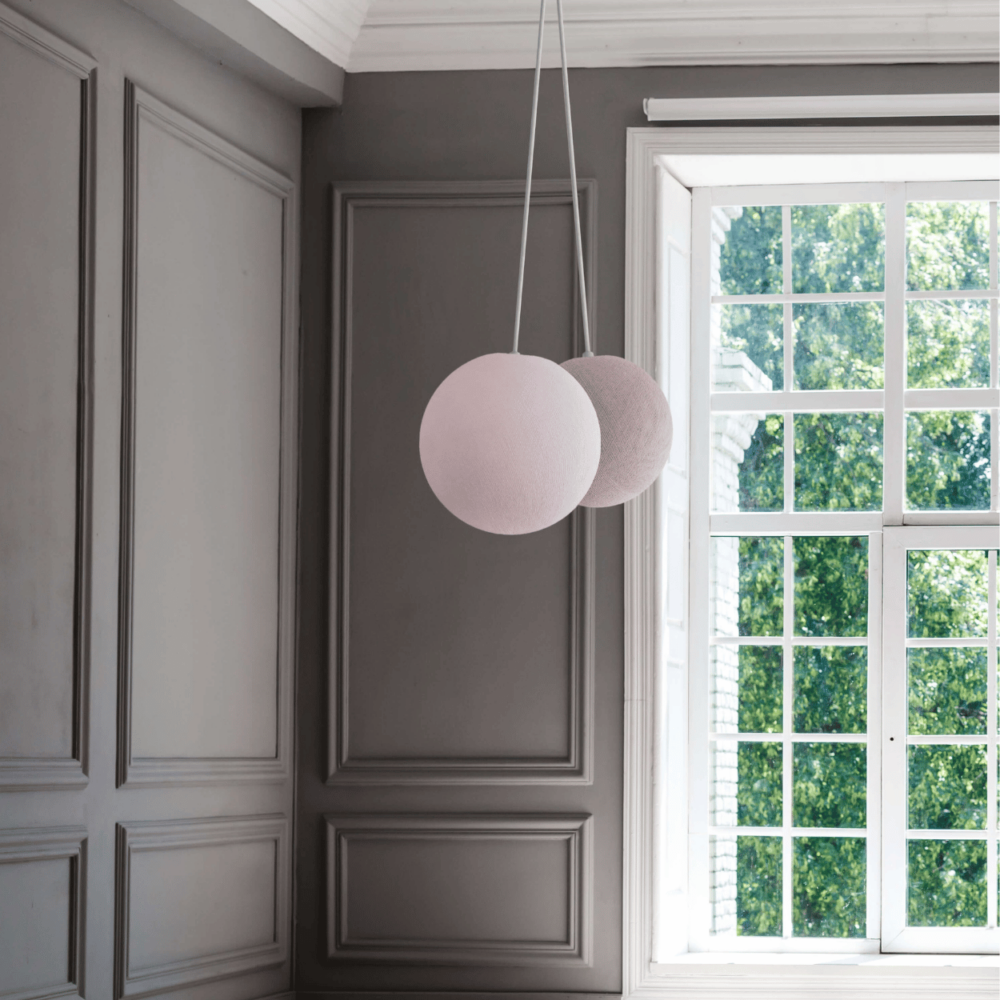 2-flammige Pendelleuchte mit Baumwollkugeln in Weiß und Grau – moderne Hängeleuchte fürs Wohnzimmer.