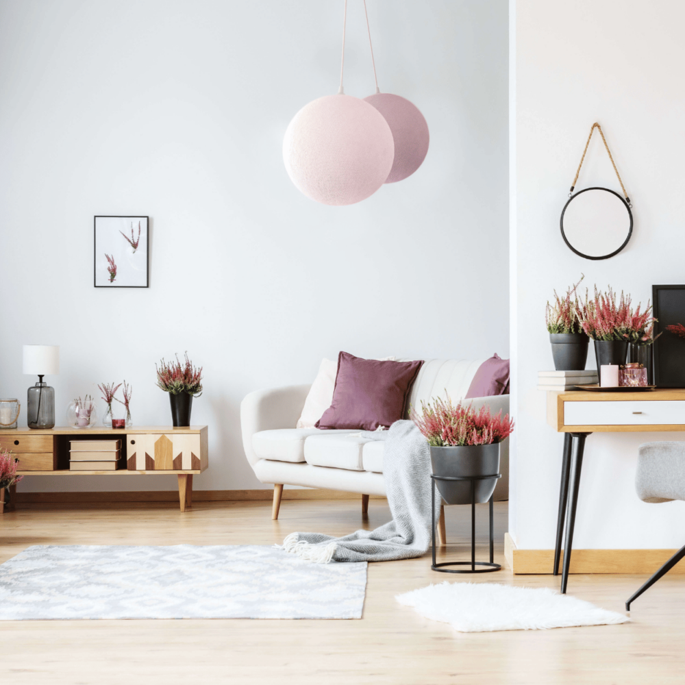 Pendellampe mit Baumwollkugeln in Grau und Weiß – dekorative Leuchte für Flur und Gang.