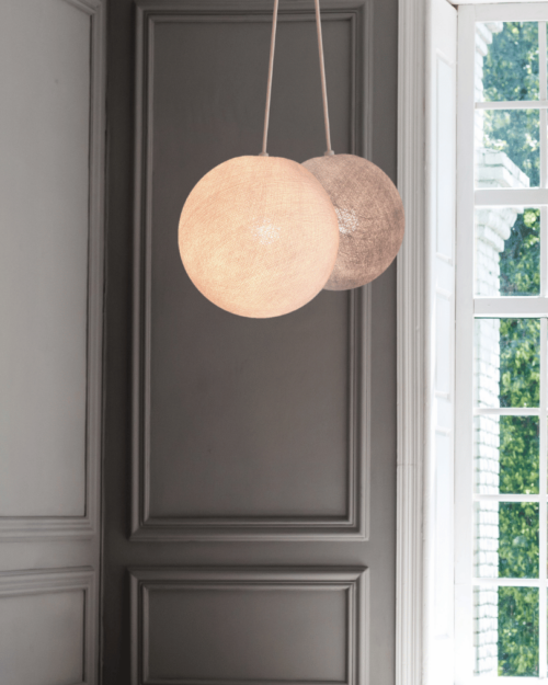 Pendelleuchte mit zwei Baumwollkugeln in Weiß und Grau – elegante LED Hängeleuchte für Esszimmer oder Wohnzimmer.