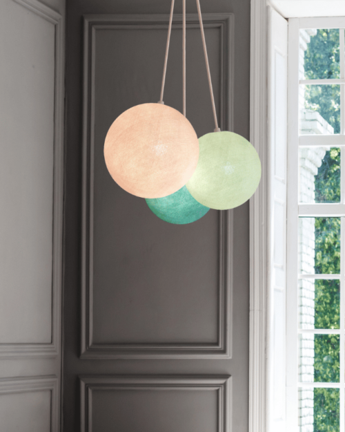 Pendelleuchte mit drei Baumwollkugeln in Weiß, Aqua und Mint – moderne Lampe fürs Treppenhaus oder Babyzimmer.