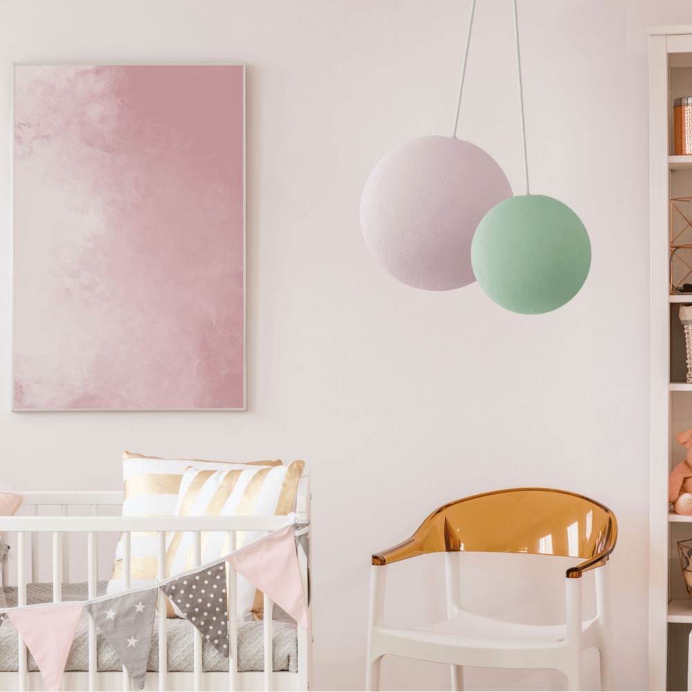Pendellampe mit Baumwollkugeln in Weiß und Mint – dekorative Leuchte fürs Jungenzimmer.