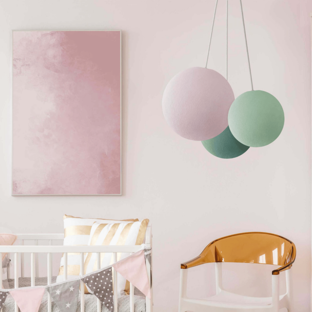 LED Hängeleuchte mit Baumwollkugeln in Weiß, Mint und Aqua – dekorative Lampe fürs Babyzimmer.