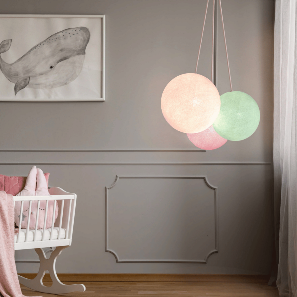 3-flammige Pendelleuchte mit Kugeln in Weiß, Mint und Rosa – höhenverstellbare LED Hängelampe fürs Wohnzimmer.