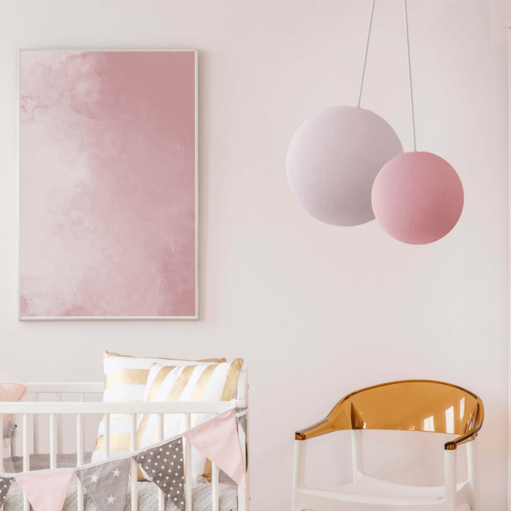 2-flammige Pendelleuchte mit Baumwollkugeln in Weiß und Rosa – stilvolle Hängeleuchte fürs Wohnzimmer.
