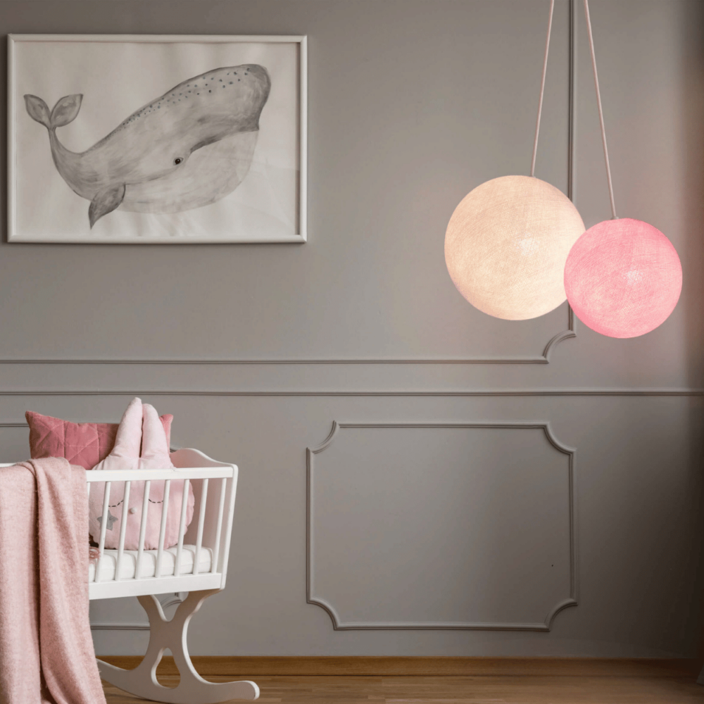 Pendellampe mit Baumwollkugeln in Rosa und Weiß – 2-flammige LED Lampe fürs Treppenhaus.