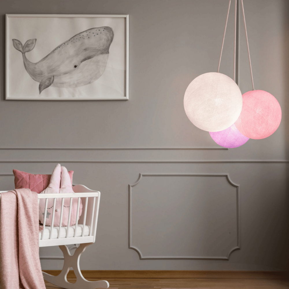 Hängelampe 3-flammig mit Kugeln in Weiß, Hellviolett und Rosa – LED Hängeleuchte fürs Schlafzimmer.