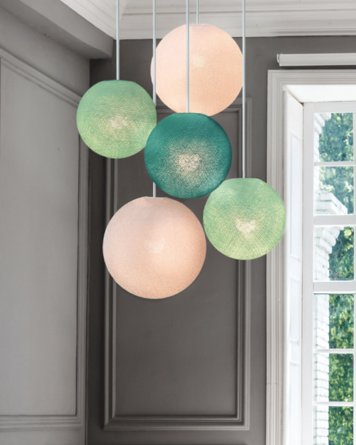 LED Hängeleuchte mit Baumwollkugeln in Mint und Aqua – stilvolle Pendellampe für moderne Wohnräume.