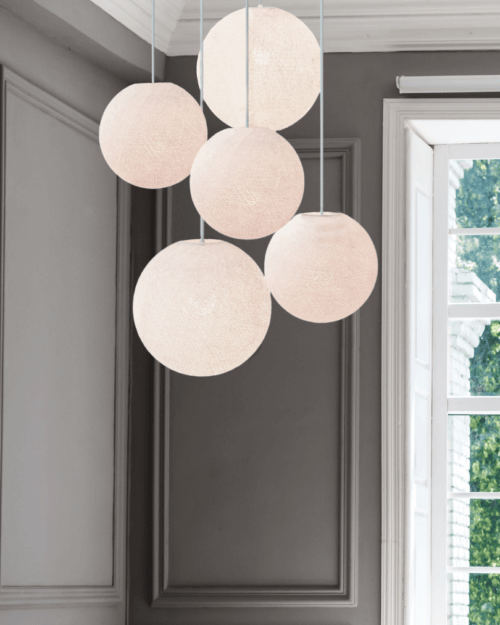 LED Hängelampe mit fünf weißen Baumwollkugeln – elegante Pendelleuchte für Wohnzimmer oder Schlafzimmer.