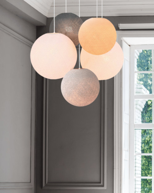 LED Pendelleuchte mit Baumwollkugeln in Weiß, Creme, Grau und Dunkelgrau – stilvolle Hängeleuchte für modernes Wohnen.