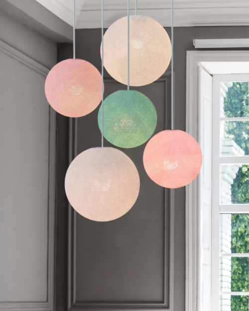 LED Hängelampe mit Baumwollkugeln in Pastellfarben Weiß, Mint und Rosa – dekorative Hängeleuchte.