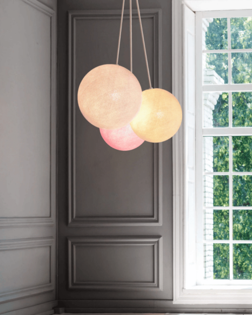 Pendelleuchte mit Kugeln in Weiß, Creme und Rosa – LED Hängelampe höhenverstellbar für Wohnzimmer und Schlafzimmer.