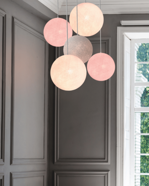 LED Pendellampe mit fünf Baumwollkugeln in Weiß, Grau und Rosa – Hängeleuchte für Wohnzimmer oder Schlafzimmer.