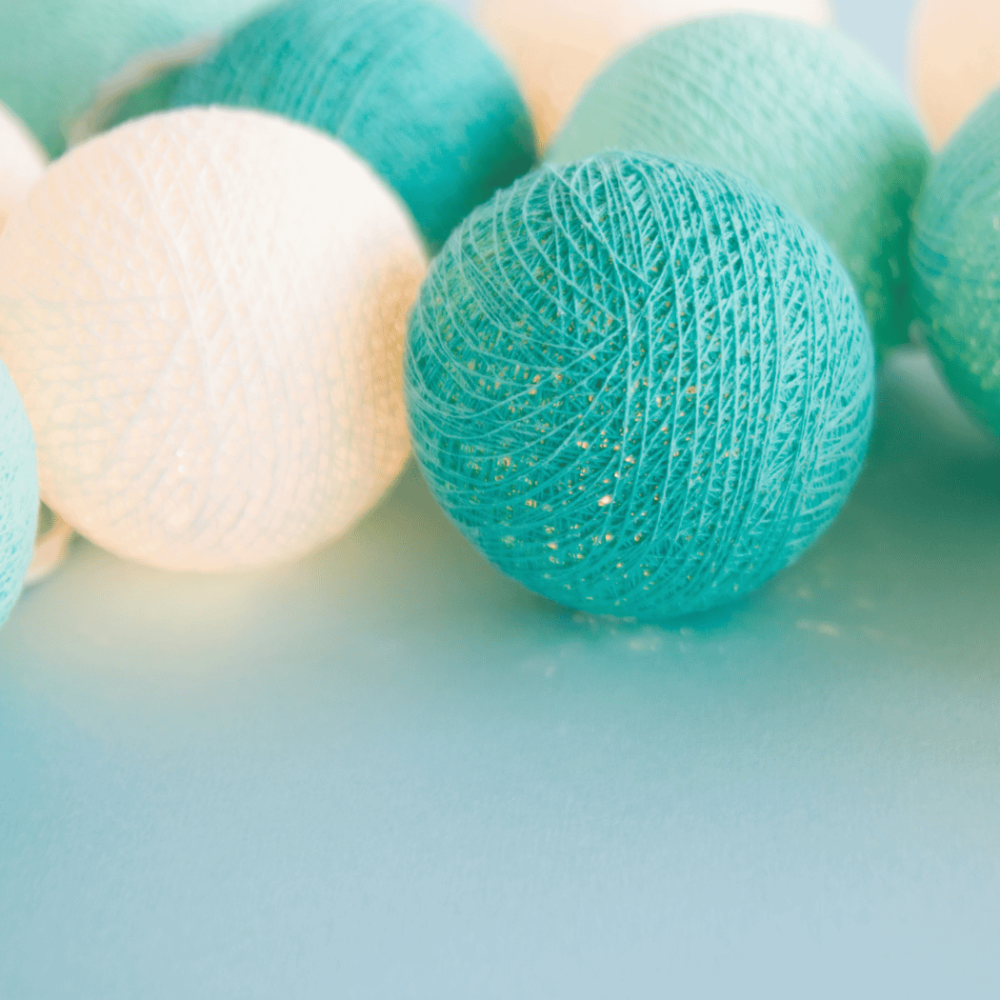 LED Lichterkette Aqua mit Kugeln in Creme, Mint und Blaugrün – warmweißes Stimmungslicht, batteriebetrieben oder strombetrieben, ideal für Wohnzimmer und Kinderzimmer.