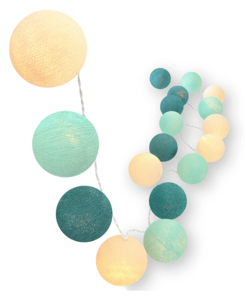 Blaue LED Lichterkette Aqua mit Kugeln in Creme, Mint und Aqua – batteriebetrieben oder per USB und Netzteil strombetrieben nutzbar, warmweißes Licht für Wohn-, Schlaf- und Kinderzimmer.