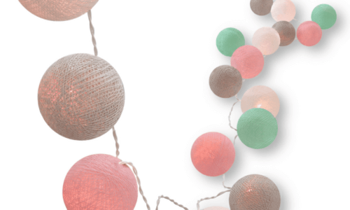 Bunte LED Dekolichterkette mit Baumwollkugeln in Weiß, Grau, Rosa und Mint – warmweißes Licht, USB-Anschluss, Schalter und Timer, ideal für Kinderzimmer, Babyzimmer oder als fröhliche Mädchenzimmer-Deko