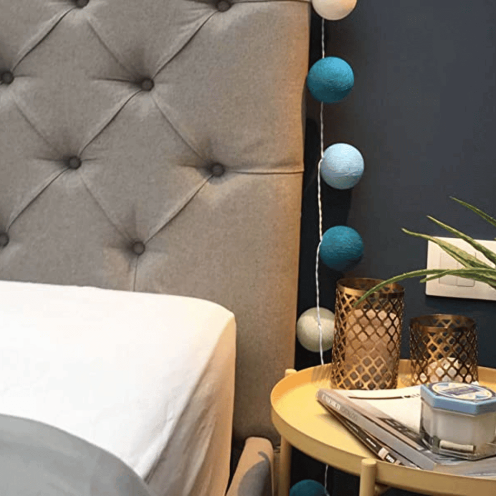Blaue LED Lichterkette Ocean mit Baumwollkugeln in Dunkelblau, Hellblau und Creme – batteriebetrieben oder mit Strom, warmweißes Licht für Babyzimmer oder Kinderzimmer.
