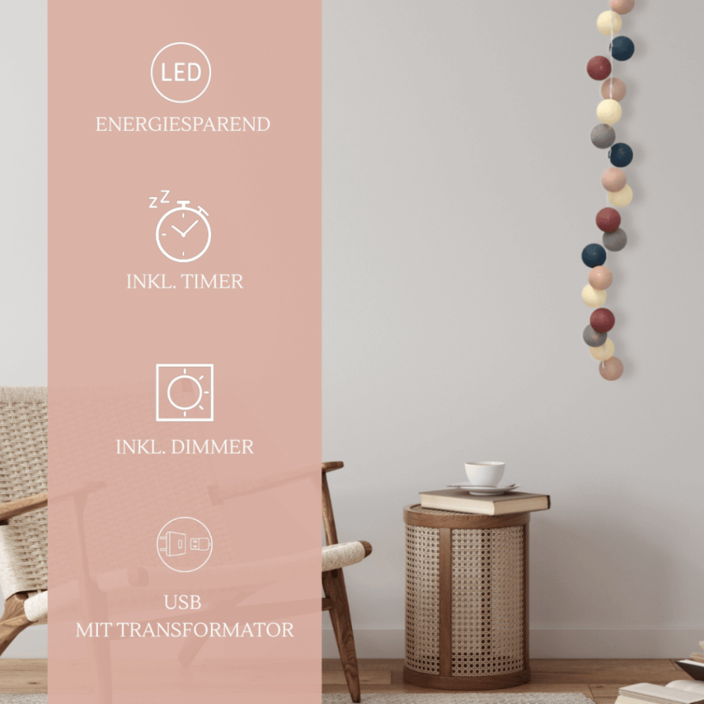 Cotton Ball LED Lichterkette in skandinavischen Farben mit weißem Kabel und großen Baumwollkugeln – ideal für gemütliche Herbstdeko im Wohnzimmer, am Treppengeländer oder im Partyzelt, betrieben per USB oder 220 Volt Netzteil.