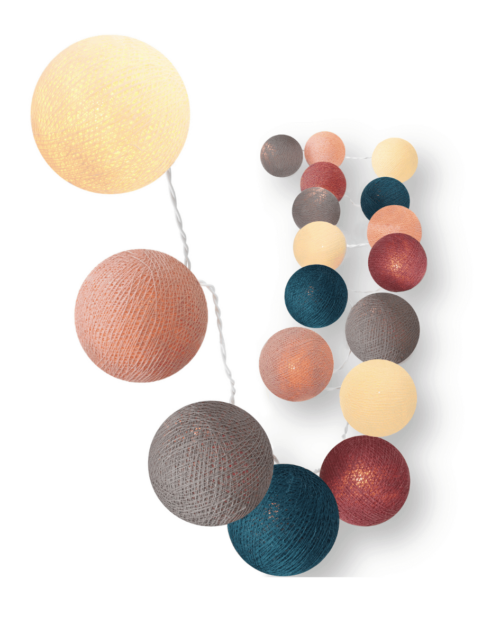 LED Lichterkette mit handgearbeiteten Kugeln aus Baumwolle in den Farben Creme, Nude, dunkel Grau, dunkel Blau und Old Rose. Ideal als Dekoration in Schlafzimmer, Wohnzimmer und Kinderzimmer - mit warmweißem Licht, inklusive USB-Stecker und Netzteil für die Steckdose.