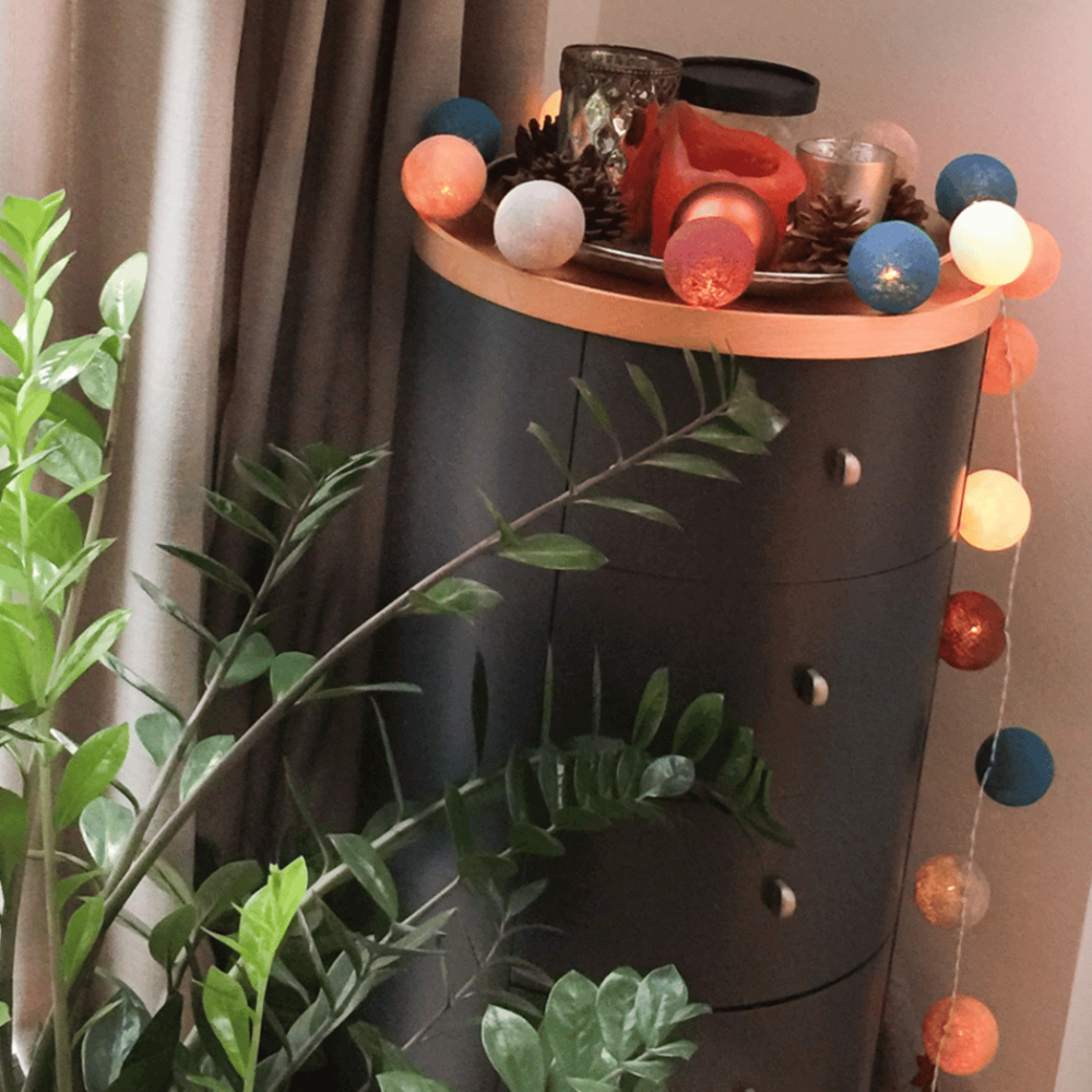 LED Lichterkette mit großen Baumwollkugeln in Dunkelblau, Creme, Grau und Old Rose – lange dimmbare Lichtergirlande mit weißem Kabel, ideal als stimmungsvolle Innenbeleuchtung im Schlafzimmer, an der Wand oder für skandinavische Herbstdeko