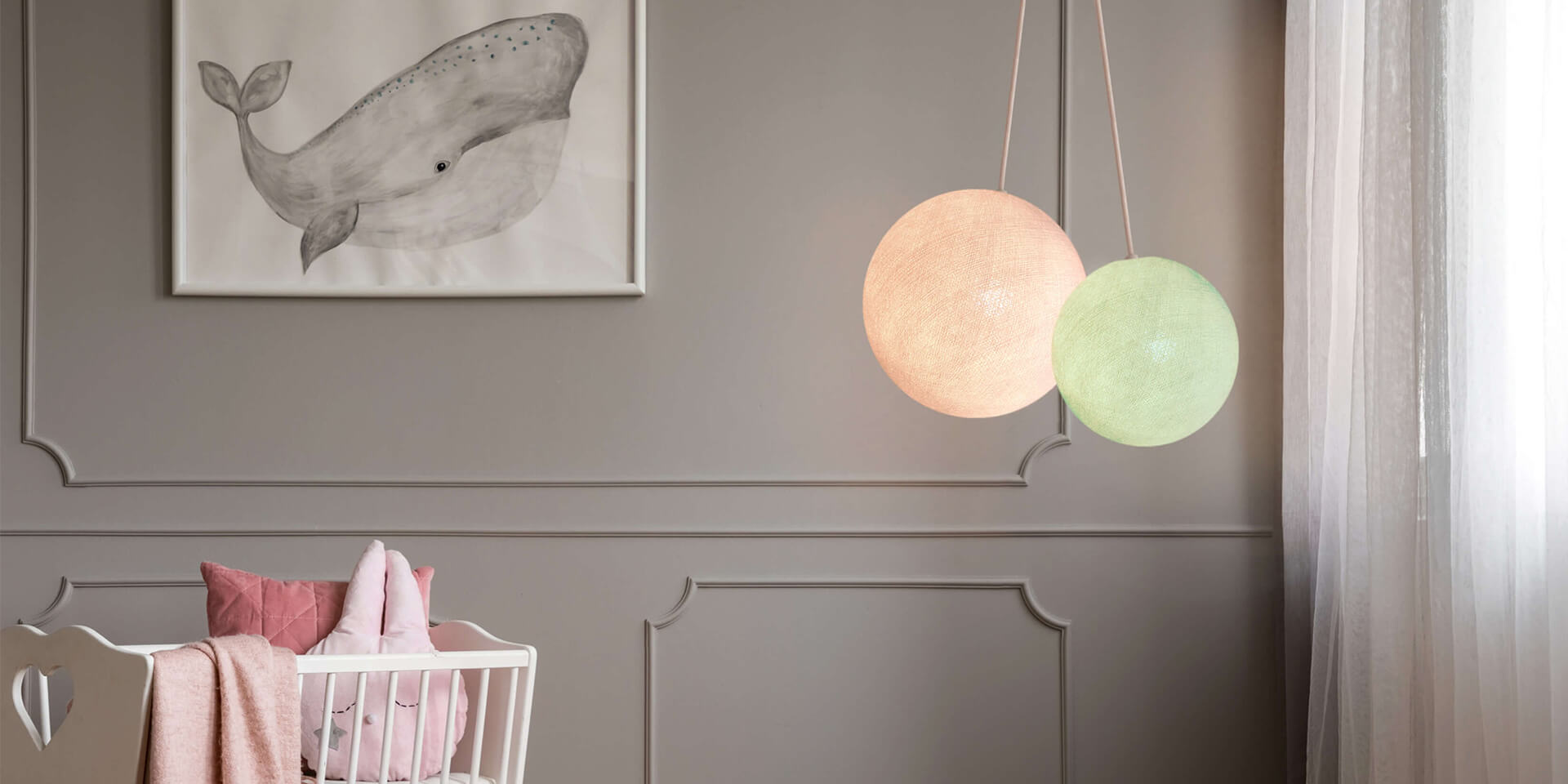 LED Deckenlampe mit 2 Kugeln aus Baumwolle. Pendelleuche in Weiß und Mint. Höhenverstellbare Hängelampe, ideal für Kinderzimmer und Babyzimmer. Dimmbare Deckenleuchte.
