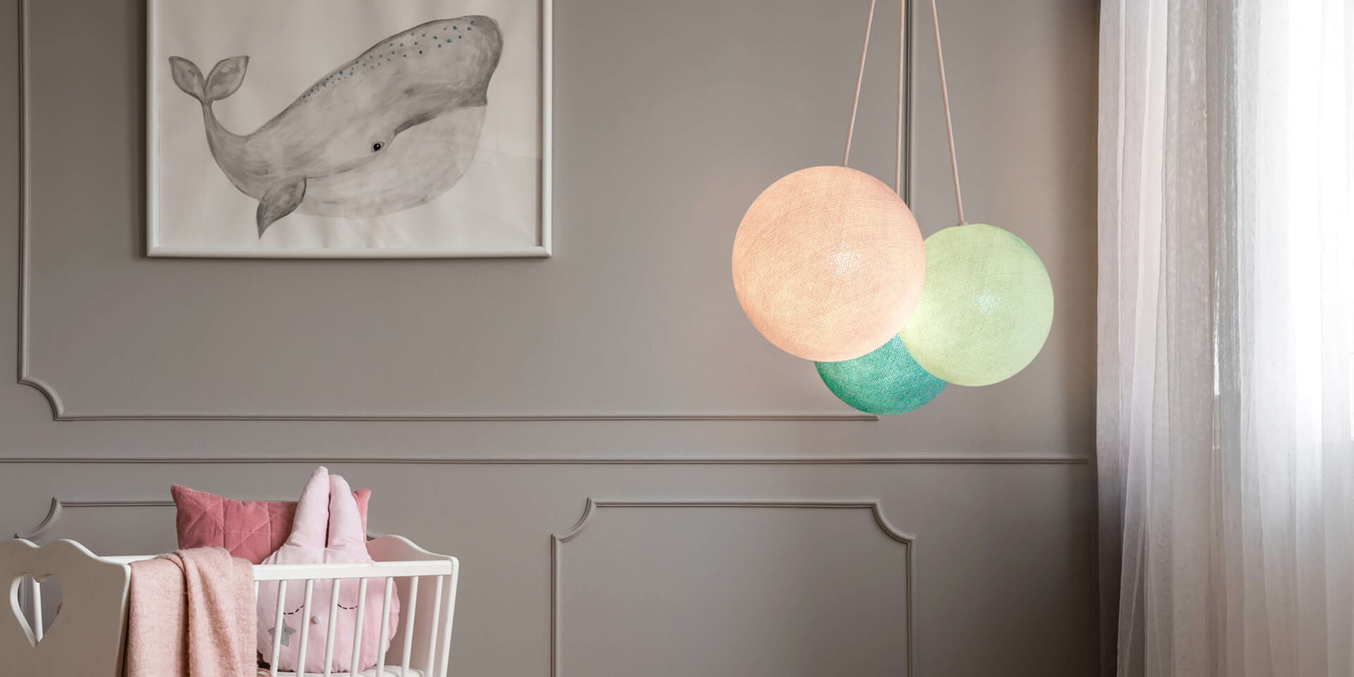 LED Deckenlampe mit 3 Kugeln aus Baumwolle. Pendelleuche in Weiß, Mint und Aqua. Höhenverstellbare Hängelampe, ideal für Kinderzimmer und Babyzimmer. Dimmbare Deckenleuchte.