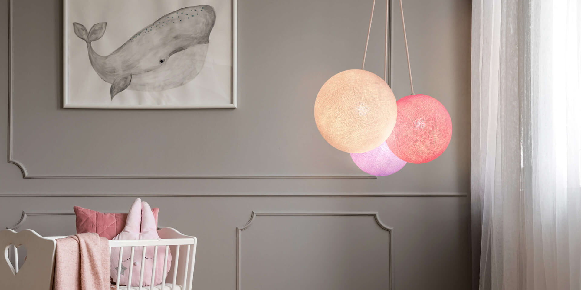 LED Deckenlampe mit 3 Kugeln aus Baumwolle. Pendelleuche in Weiß, Violett und Rosa. Höhenverstellbare Hängelampe, ideal für Kinderzimmer und Babyzimmer. Dimmbare Deckenleuchte.