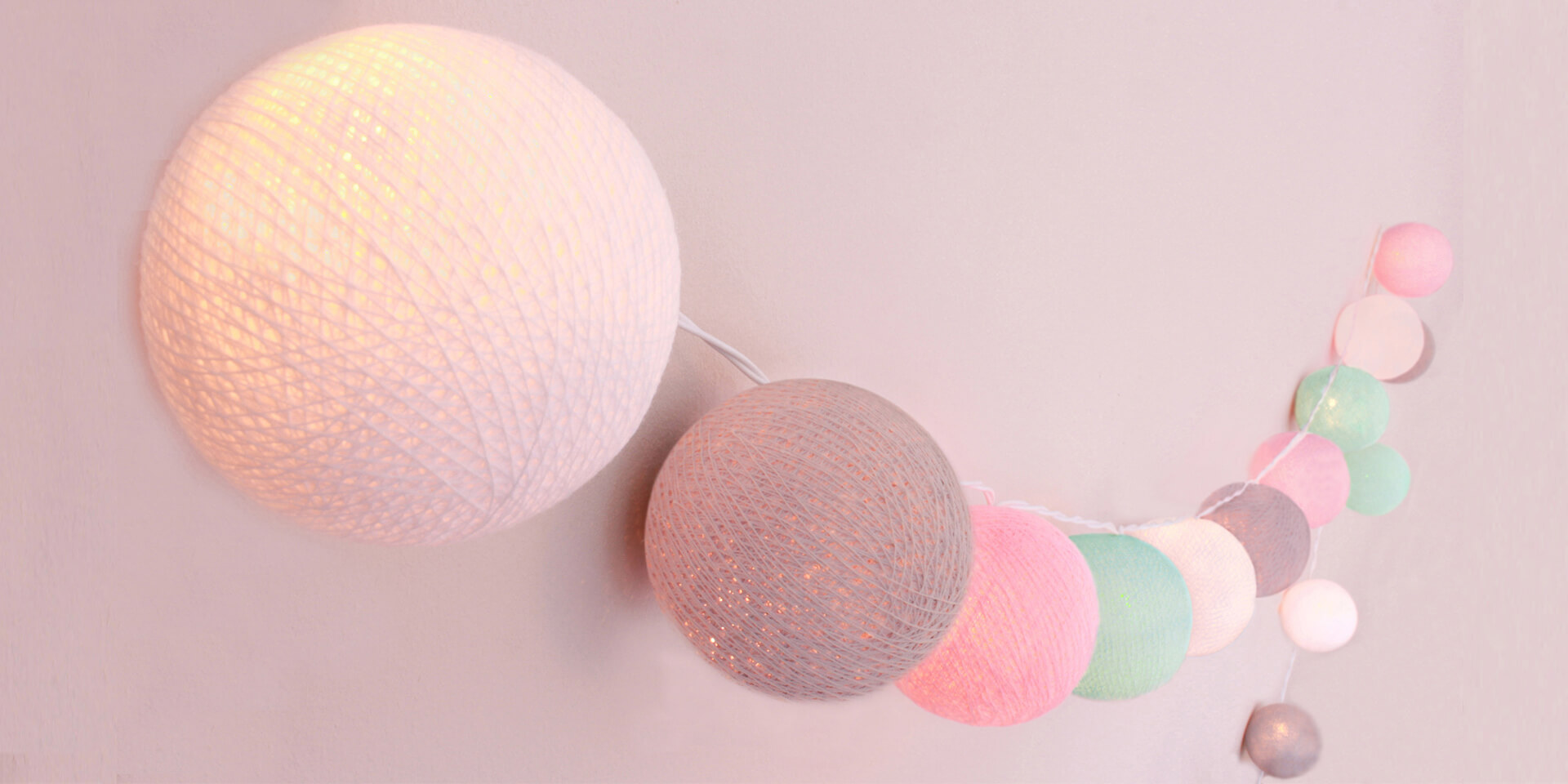 Handgearbeitete LED Lichterkette mit Kugeln aus Baumwolle. Cotton Ball Lights in Weiß, Grau, Rosa und Mint.