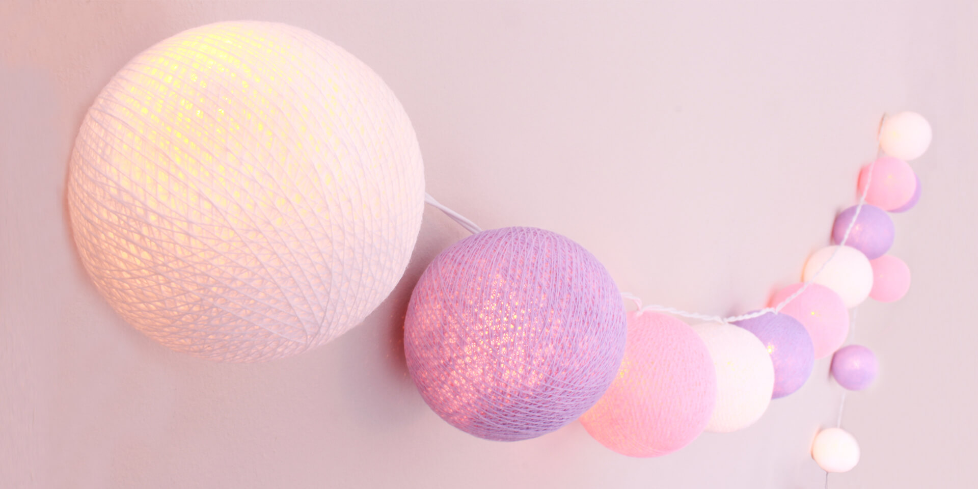 Handgearbeitete LED Lichterkette mit Kugeln aus Baumwolle. Cotton Ball Lights in Weiß, Rosa und Violett.