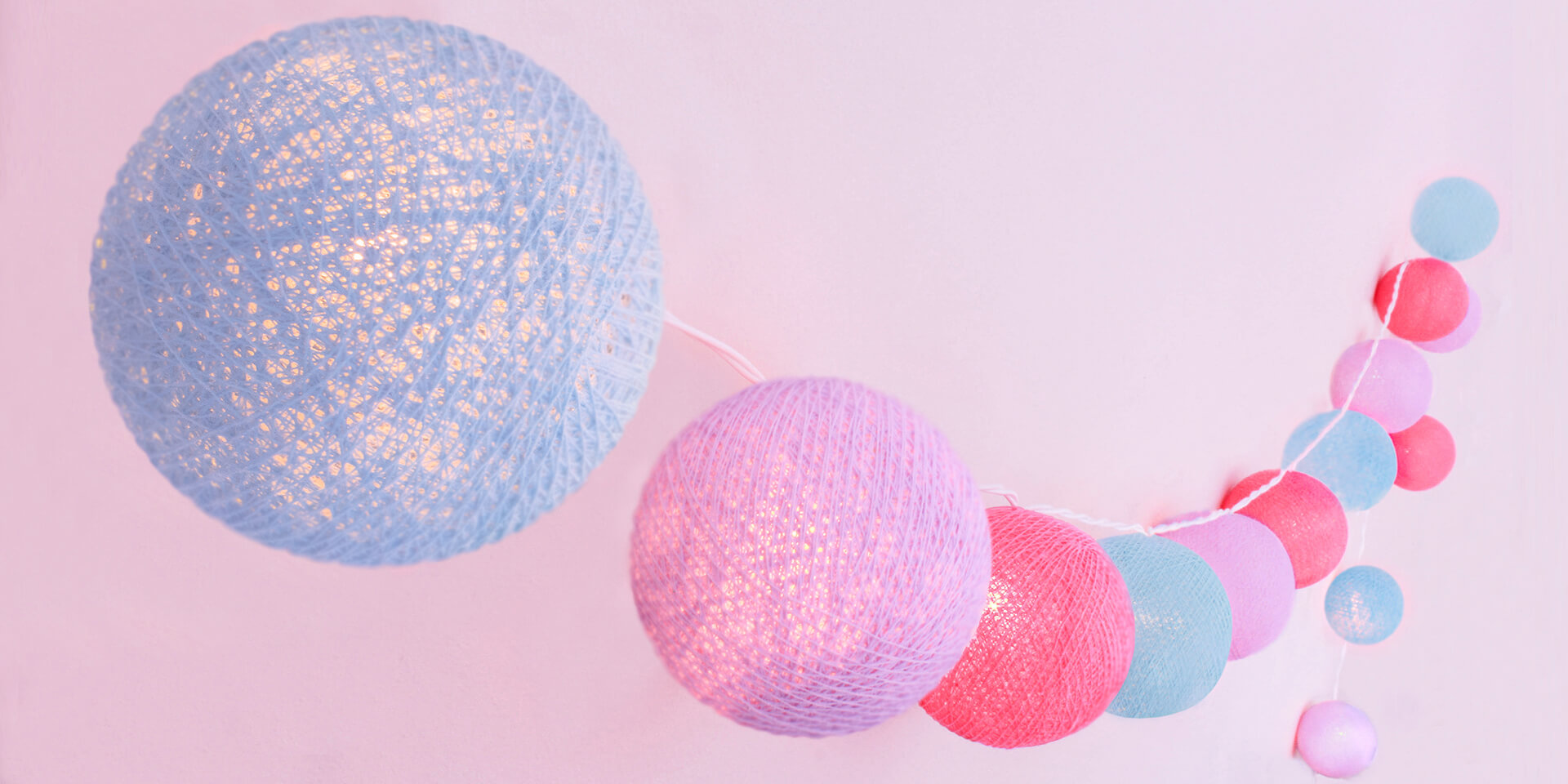 Handgearbeitete LED Lichterkette mit Kugeln aus Baumwolle. Cotton Ball Lights in hell Blau, Violett und Pink.