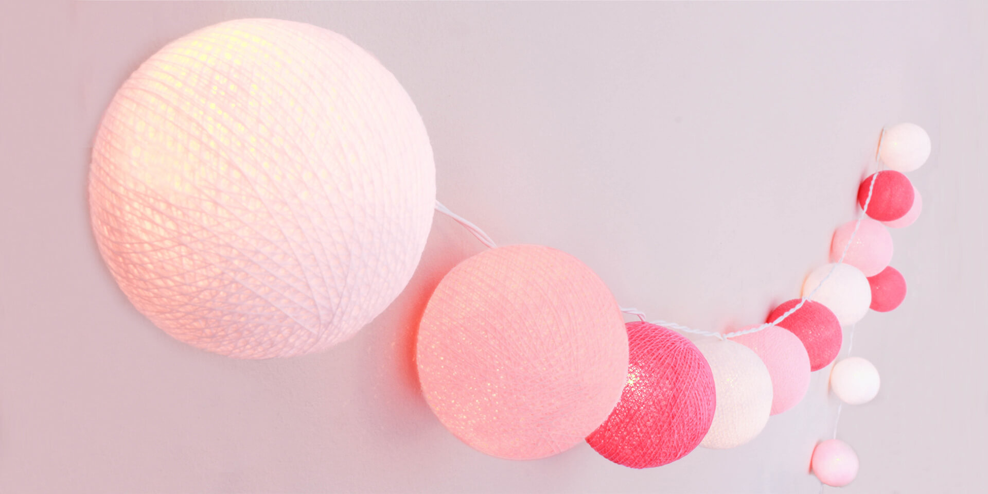 Handgearbeitete LED Lichterkette mit Kugeln aus Baumwolle. Cotton Ball Lights in Weiß, Rosa und Pink.