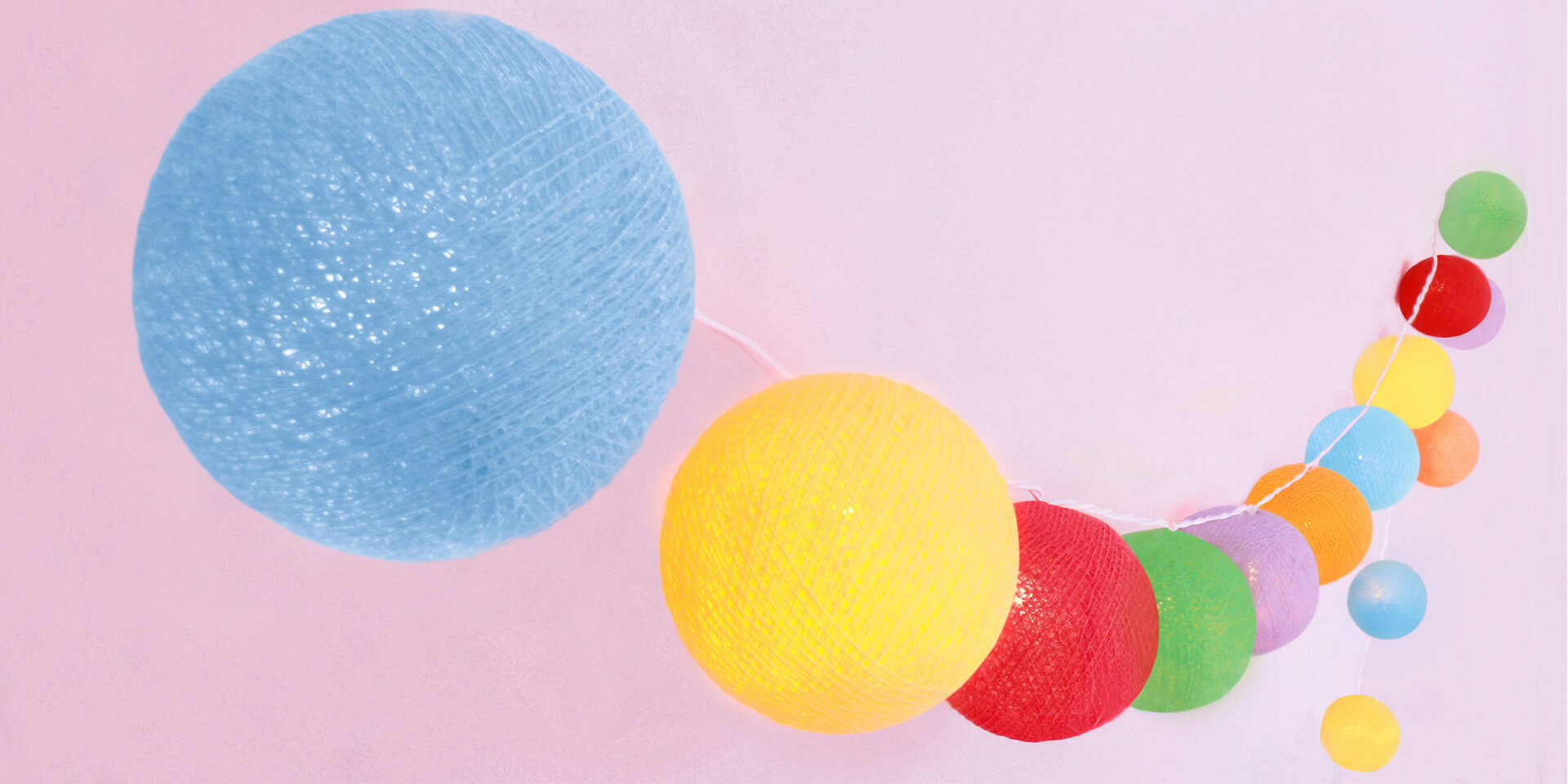 Handgearbeitete LED Lichterkette mit Kugeln aus Baumwolle. Cotton Ball Lights in den Farben Blau, Gelb Grün, Orange, Rot und Violett.