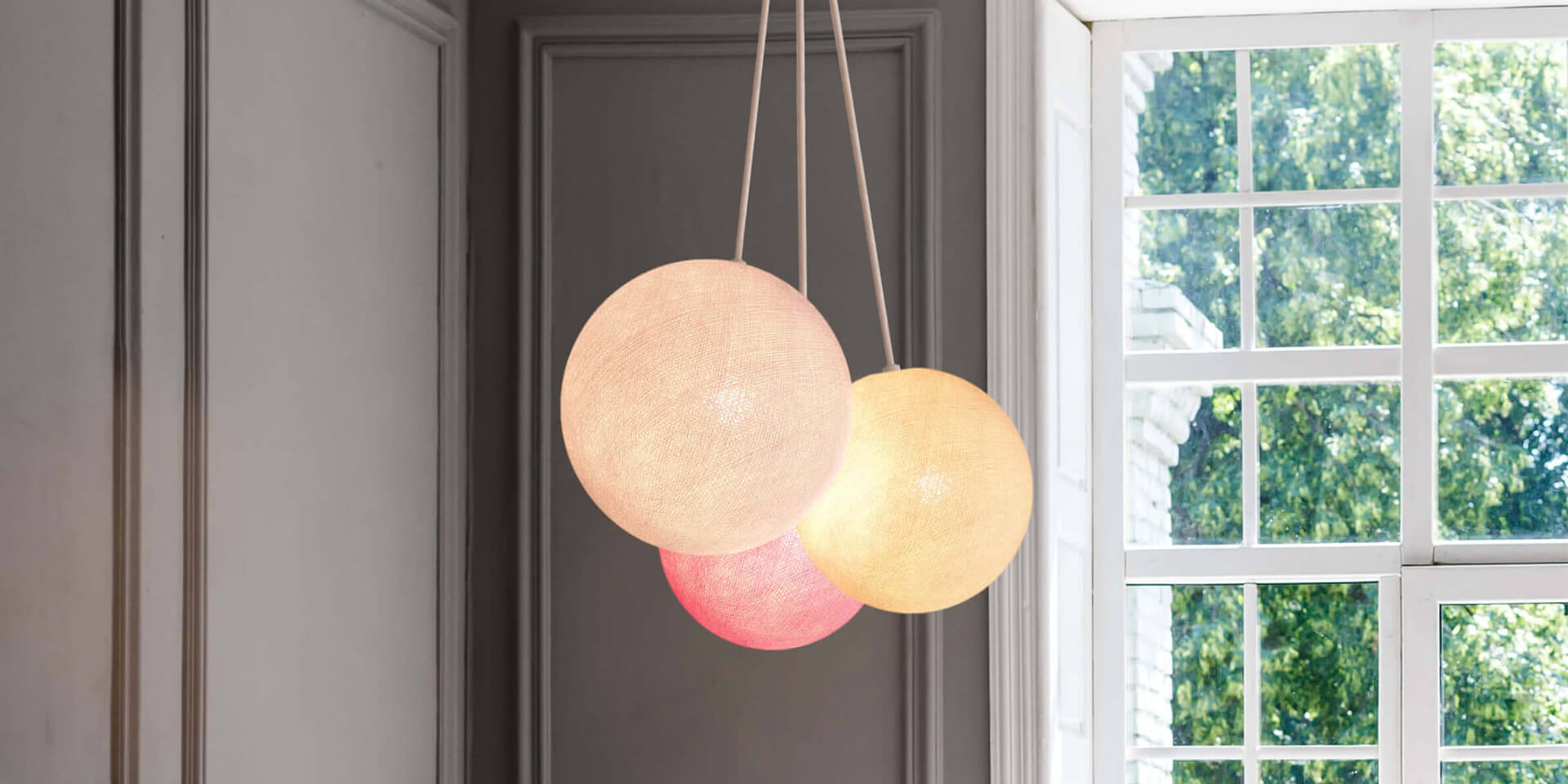 LED Deckenlampe mit 3 Kugeln aus Baumwolle. Pendelleuche in Weiß, Creme und Rosa. Höhenverstellbare Hängelampe, ideal für Kinderzimmer und Babyzimmer. Dimmbare Deckenleuchte.