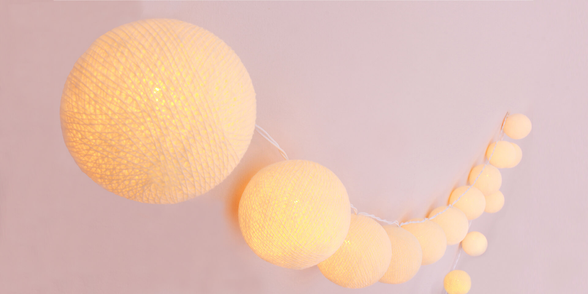 Handgearbeitete LED Lichterkette mit Kugeln aus Baumwolle. Cotton Ball Lights in Creme.