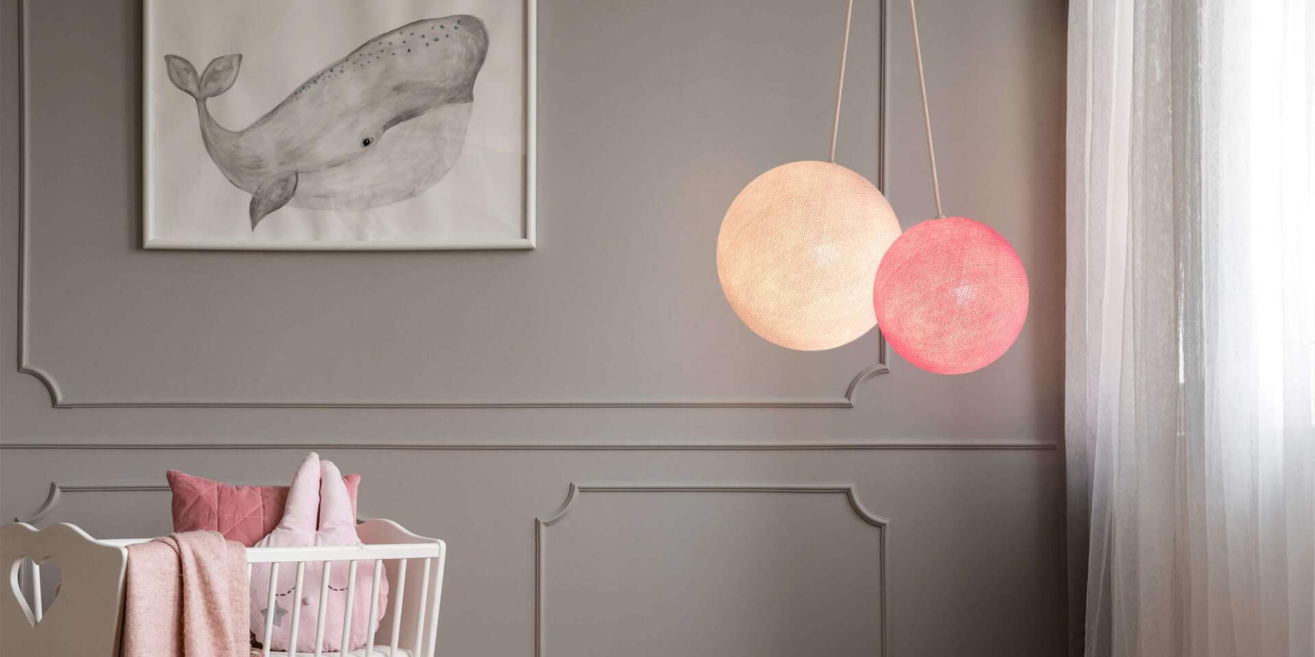 LED Deckenlampe mit 2 Kugeln aus Baumwolle. Pendelleuche in Weiß und Rosa. Höhenverstellbare Hängelampe, ideal für Kinderzimmer und Babyzimmer. Dimmbare Deckenleuchte.