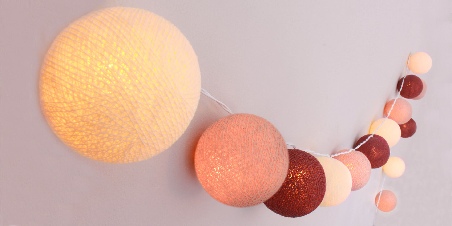 Handgearbeitete LED Lichterkette mit Kugeln aus Baumwolle. Cotton Ball Lights in Creme, Nude und Old Rose.
