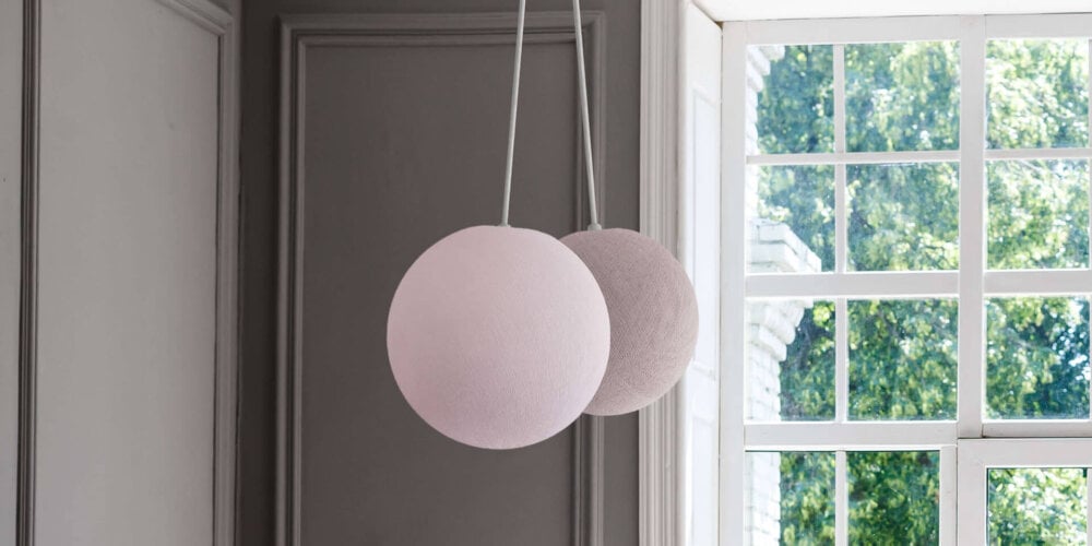 LED Deckenlampe mit 2 Kugeln aus Baumwolle. Pendelleuche in Weiß und Grau. Höhenverstellbare Hängelampe, ideal für Schlafzimmer und Wohnzimmer. Dimmbare Deckenleuchte.