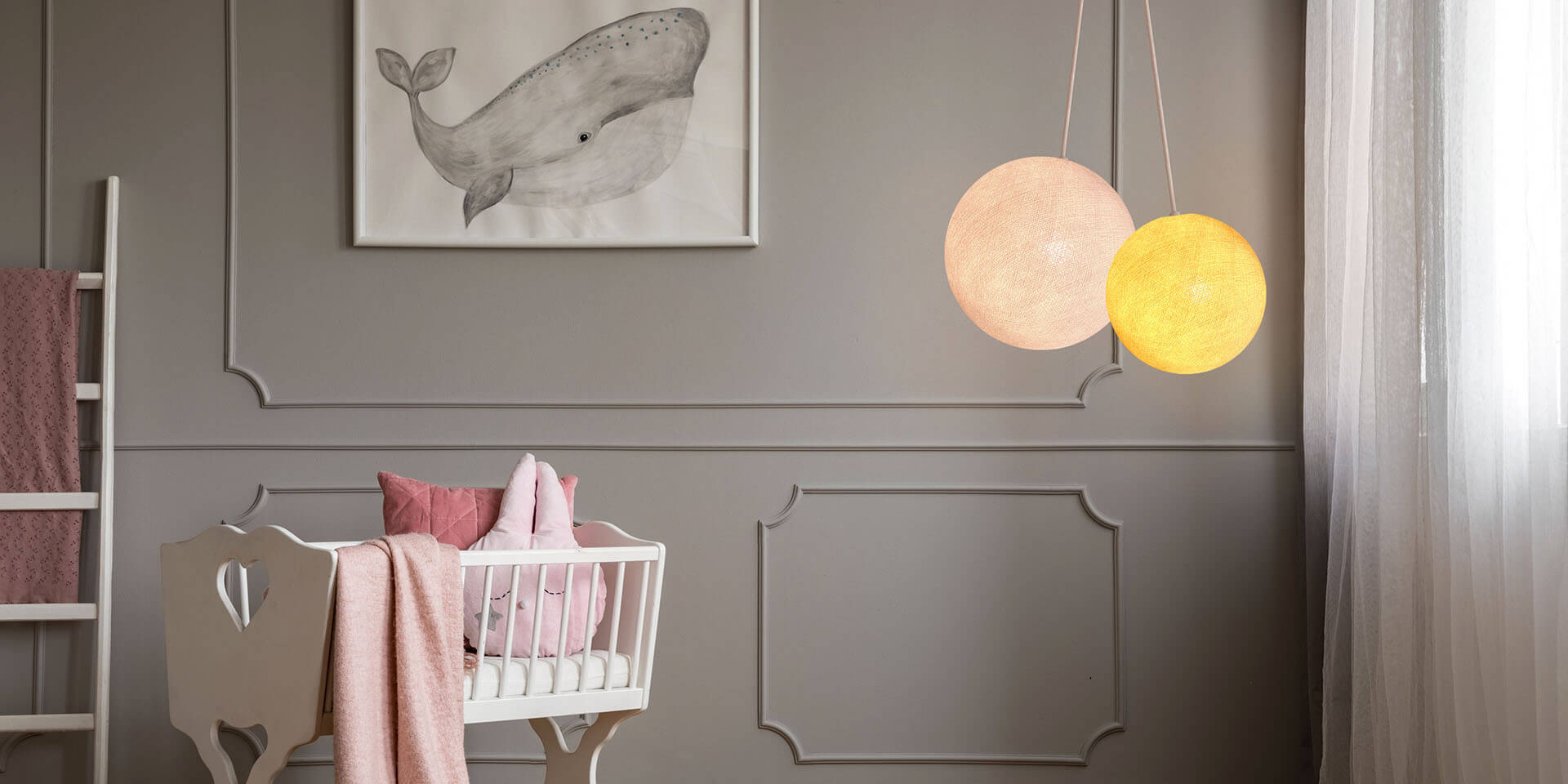 LED Deckenlampe mit 2 Kugeln aus Baumwolle. Pendelleuche in Weiß und Gelb. Höhenverstellbare Hängelampe, ideal für Kinderzimmer und Babyzimmer. Dimmbare Deckenleuchte.