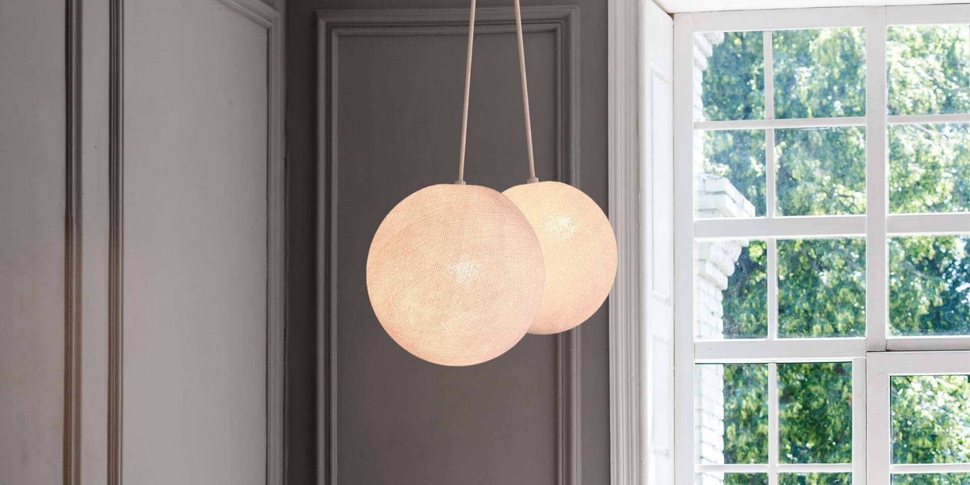 LED Deckenlampe mit 2 Kugeln aus Baumwolle. Pendelleuche in Weiß. Höhenverstellbare Hängelampe, ideal für Schlafzimmer und Wohnzimmer. Dimmbare Deckenleuchte.