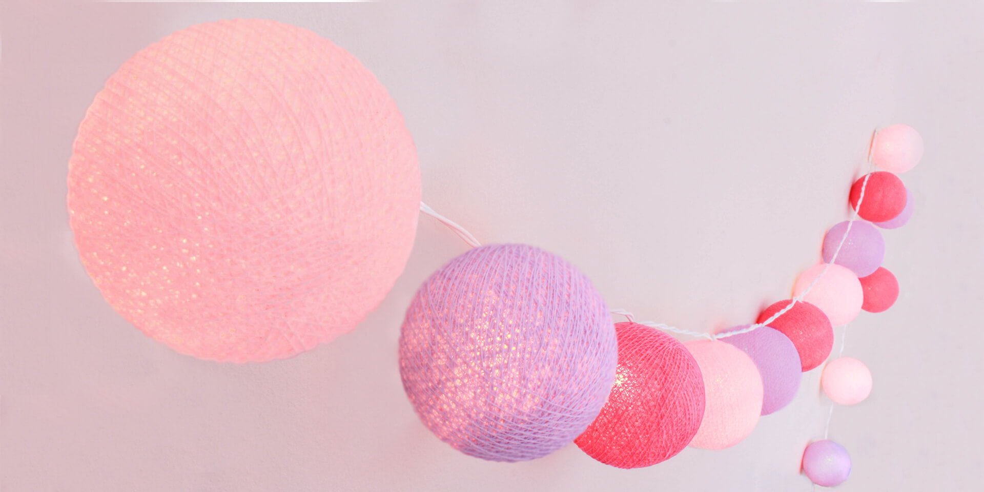 Handgearbeitete LED Lichterkette mit Kugeln aus Baumwolle. Cotton Ball Lights in Rosa, Violett und Pink.