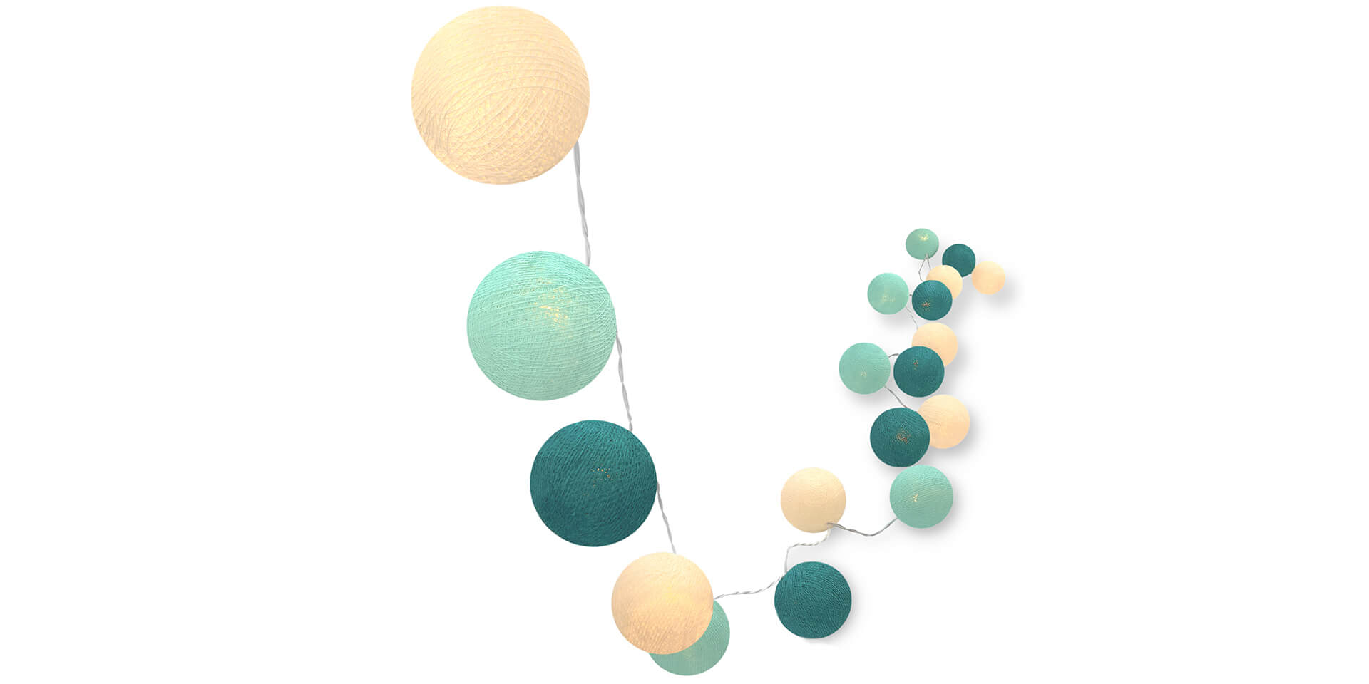 Handgearbeitete LED Lichterkette mit Kugeln aus Baumwolle. Cotton Ball Lights in Creme, Mint und Aqua.