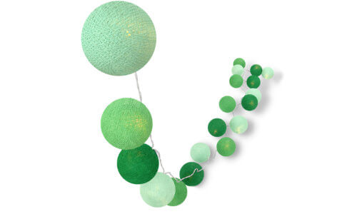 Handgearbeitete LED Lichterkette mit Kugeln aus Baumwolle. Cotton Ball Lights in hell Grün, Mint und Grün.