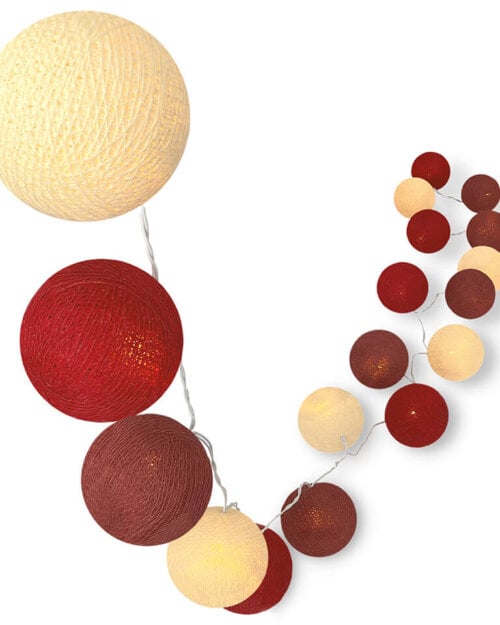 Handgearbeitete LED Lichterkette mit Kugeln aus Baumwolle. Cotton Ball Lights in Creme, dunkel Rot und Old Rose.