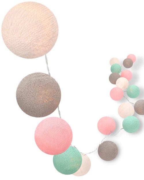 Handgearbeitete LED Lichterkette mit Kugeln aus Baumwolle. Cotton Ball Lights in Weiß, Grau, Rosa und Mint.