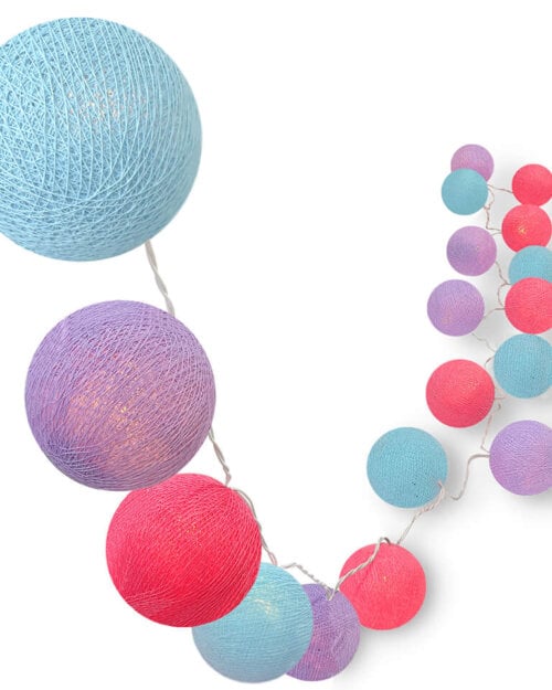 Handgearbeitete LED Lichterkette mit Kugeln aus Baumwolle. Cotton Ball Lights in hell Blau, Violett und Pink.