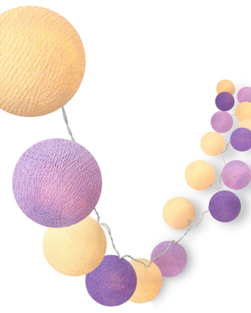 Handgearbeitete LED Lichterkette mit Kugeln aus Baumwolle. Cotton Ball Lights in Creme und Violett.