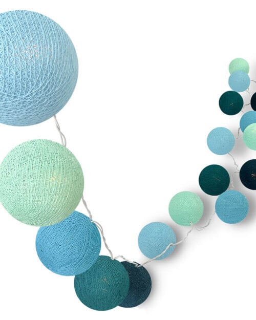 Handgearbeitete LED Lichterkette mit Kugeln aus Baumwolle. Cotton Ball Lights in Blau, Mint und Türkis.